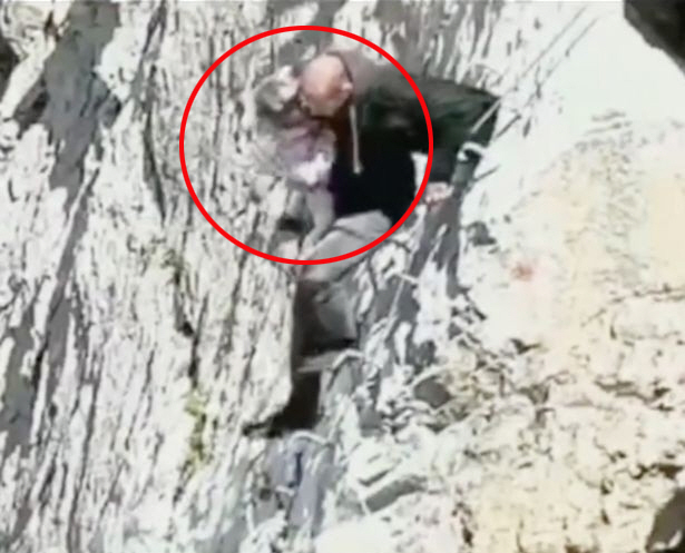 A 2,700-meter cliff under the struggle of rock climbing with a one-year-old child in arms