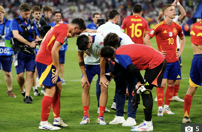 Captain Morata fell to Spain 'Teamkill', Sliding tackle → Painful catch 'Jump'