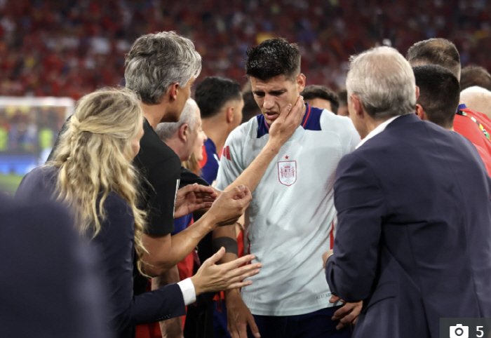 Captain Morata fell to Spain 'Teamkill', Sliding tackle → Painful catch 'Jump'