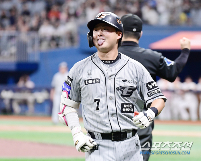 'Defeat the strongest starting pitcher in the league with 10 wins'Lee Do-yoon's fireball, Barria's fantastic pitching...Hanwha escapes the risk of falling to the bottom. 