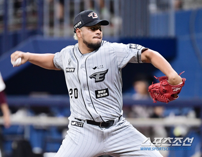 'Defeat the strongest starting pitcher in the league with 10 wins'Lee Do-yoon's fireball, Barria's fantastic pitching...Hanwha escapes the risk of falling to the bottom. 