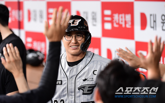 'Defeat the strongest starting pitcher in the league with 10 wins'Lee Do-yoon's fireball, Barria's fantastic pitching...Hanwha escapes the risk of falling to the bottom. 