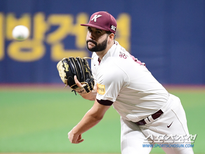 'Defeat the strongest starting pitcher in the league with 10 wins'Lee Do-yoon's fireball, Barria's fantastic pitching...Hanwha escapes the risk of falling to the bottom. 