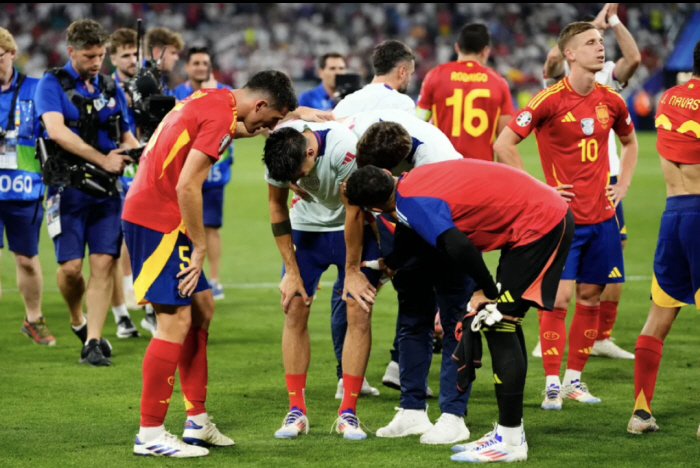 Have you seen such a new team kill? Spain's absurd bad news to the Euro 2024 final, and the safety guard sliding who tried to catch him in the middle of the intruders hit directly