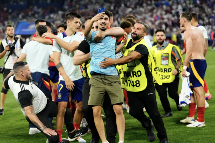 Have you seen such a new team kill? Spain's absurd bad news to the Euro 2024 final, and the safety guard sliding who tried to catch him in the middle of the intruders hit directly