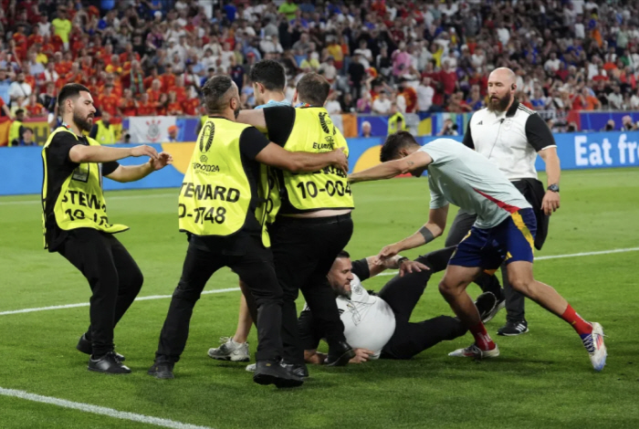 Have you seen such a new team kill? Spain's absurd bad news to the Euro 2024 final, and the safety guard sliding who tried to catch him in the middle of the intruders hit directly