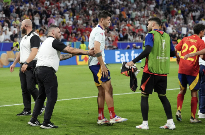 Have you seen such a new team kill? Spain's absurd bad news to the Euro 2024 final, and the safety guard sliding who tried to catch him in the middle of the intruders hit directly