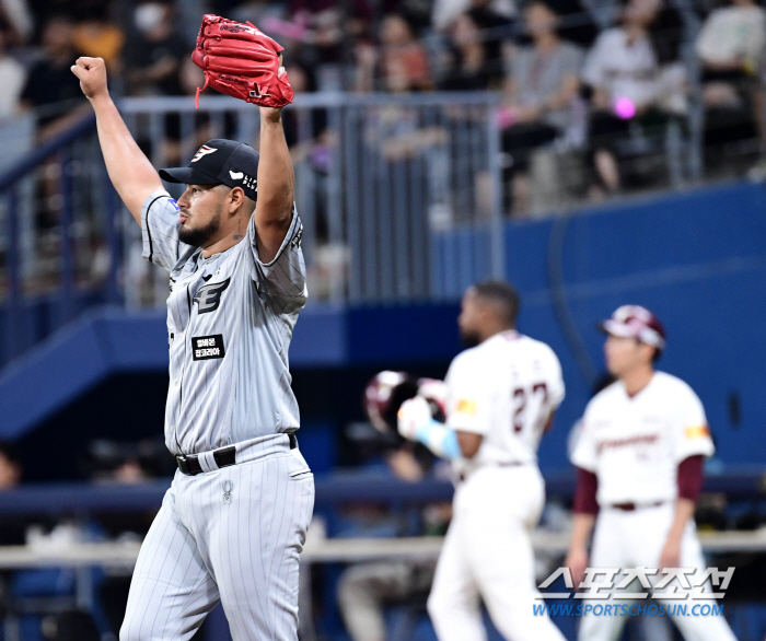 Heysus, a 10-win pitcher, won by decision with a fantastic pitch...Why did he say, 'Lee Won-seok is memorable?' 