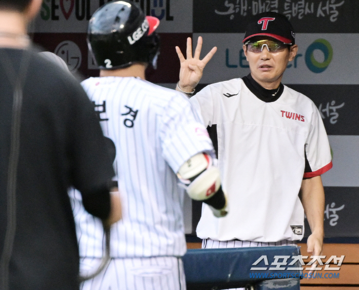 'I'm LG's new No. 4 hitter' Moon Bo-kyung's first solo shot at a hot reporting ceremony 