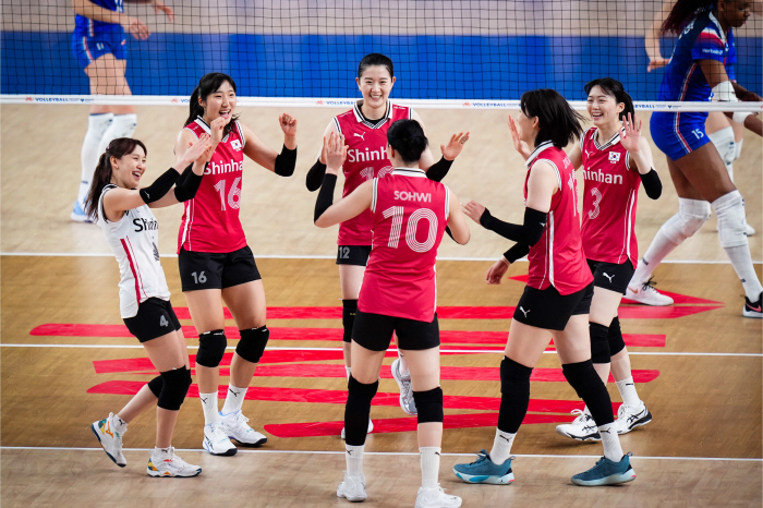 'It's not enough, so even if I run out of self-esteem, I'll hit it.' VNL's 30th consecutive defeat was devastated, and Lee Da-hyun's dream of 'overseas' grew.'