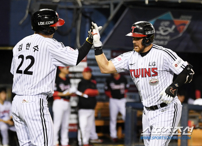 LG's batting lineup major surgery. Kim Hyun-soo is the sixth player with a 0.188 slump in July. Austin's first 3rd - Moon Bokyung 4th 