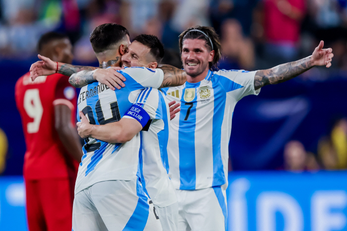 Messi finally scored his first goal against Canada 'Bang'Archen defeated Canada 2-0 to go to the final