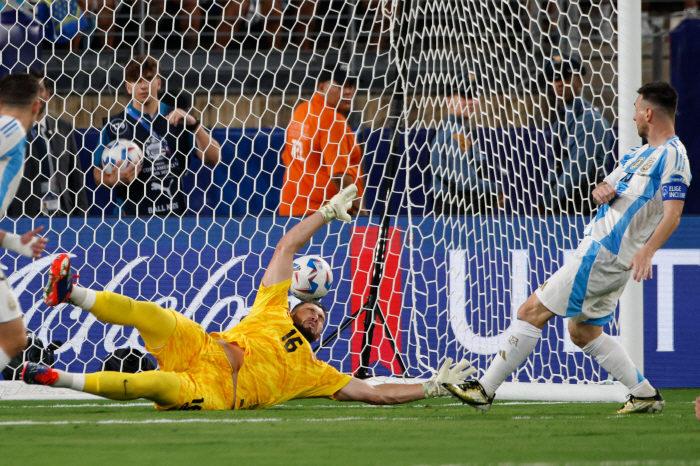 Messi finally scored his first goal against Canada 'Bang'Archen defeated Canada 2-0 to go to the final