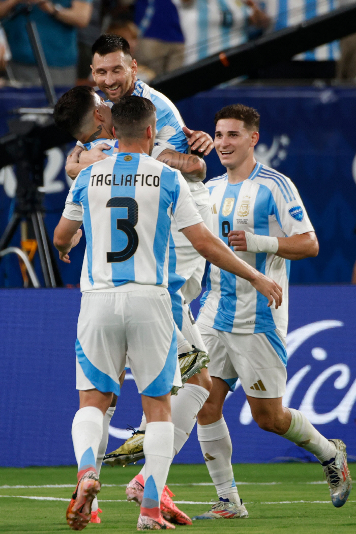 Messi finally scored his first goal against Canada 'Bang'Archen defeated Canada 2-0 to go to the final