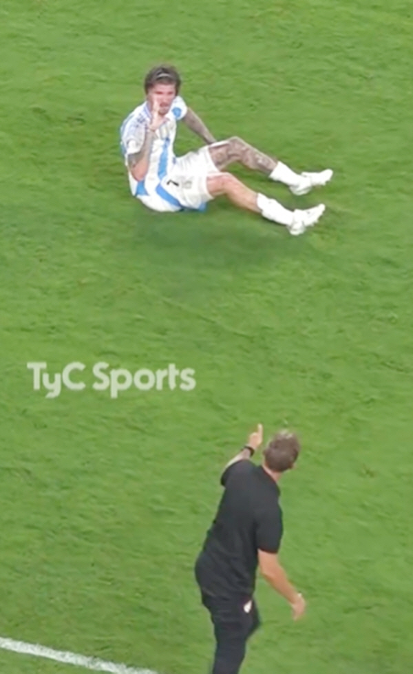 Messi's escort is also good at acting. He's hit by a ball, and he's like, 'I'm going to die.' → Jesse Machi is also like, 'Front collision.'