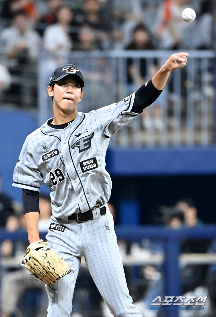 MOON covered Hwang Jun-seo with 'Baseball is not easy'...'It'll come on a day when you block it in a cool way.' 