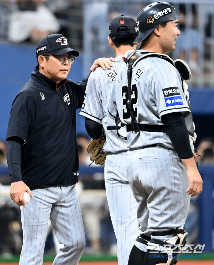 MOON covered Hwang Jun-seo with 'Baseball is not easy'...'It'll come on a day when you block it in a cool way.' 