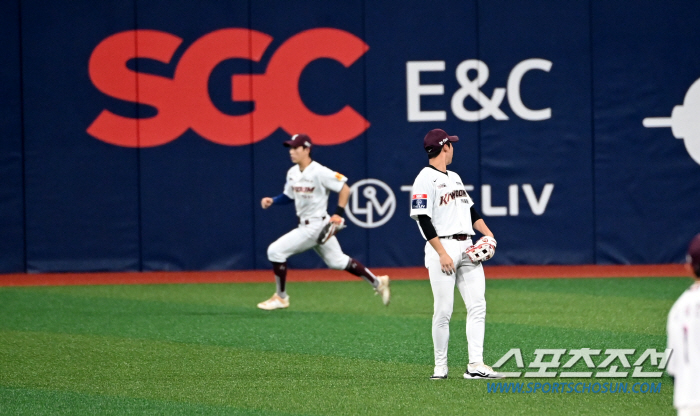 'Park Hae Min makes a mistake, too.' Batter conversion, novice outfielder's big mistake...The director covered up his student. 