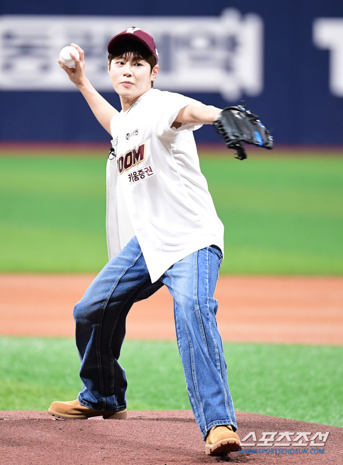  Ha Sung Woon 'Powerful Pitching on the Mound '