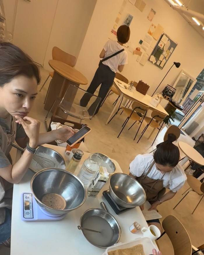  Did you grill it for '♥Kevin-Oh'? Gong Hyo-jin and Lee Ha-nee experience baking for a day