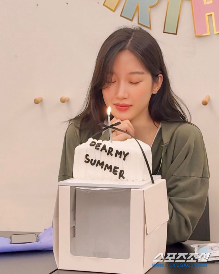  Moon Ga-young on her birthday, wearing a fine headscarf and praying with her hands together 'HBD'