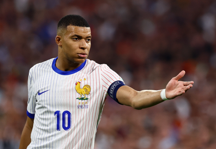 'Shame on you!' Fights between players' families → Alluding to retirement, running again 'Captain'Mbappe'Half-time Uniform Exchange' Controversy Explodes