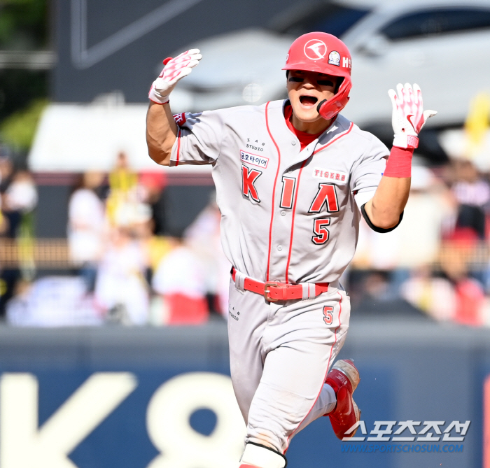 The second award in the first half of the year, shoulder to shoulder with Lee Jung-hoo...KIA Kim Do-young picks monthly MVP in June