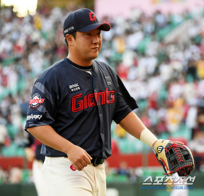 'You have to repay the director's trust' Main third baseman → 2 hits and 2 RBIs, 37-year-old veteran's active side-by-side performance 