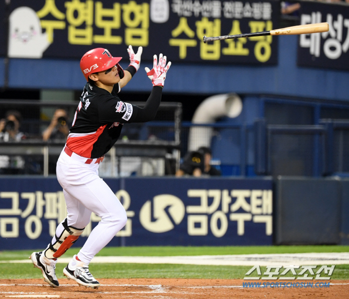 'A tie score from first base to home with a single stroke. 'Is this real?' It's hitless, but next to Seungri, Kim Do Young... That's why he's a baseball genius. 