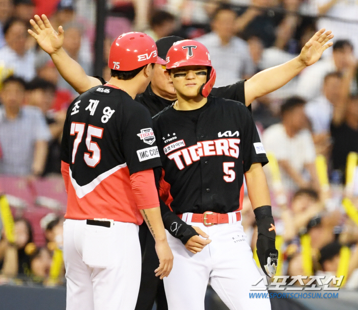 'A tie score from first base to home with a single stroke. 'Is this real?' It's hitless, but next to Seungri, Kim Do Young... That's why he's a baseball genius. 