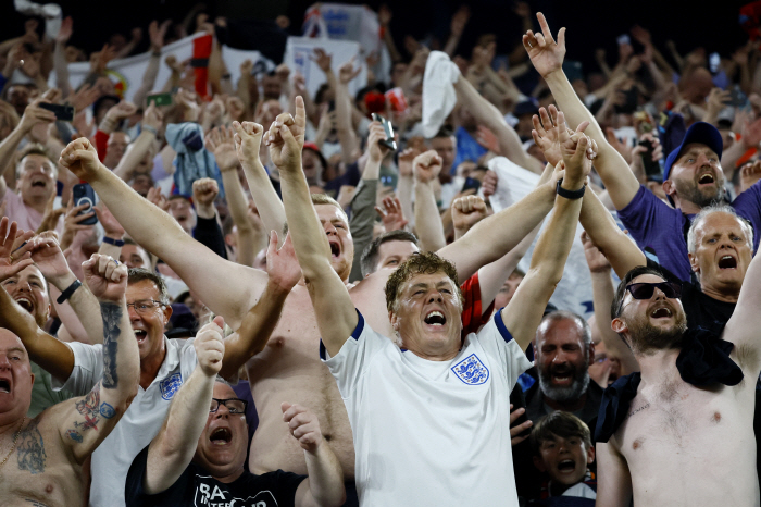 'Curse Kane is the problem? It's going to be replaced, and it's going to turn around right away...England to win 2-1 in the Netherlands → advance to the final for the second consecutive time in the Euros