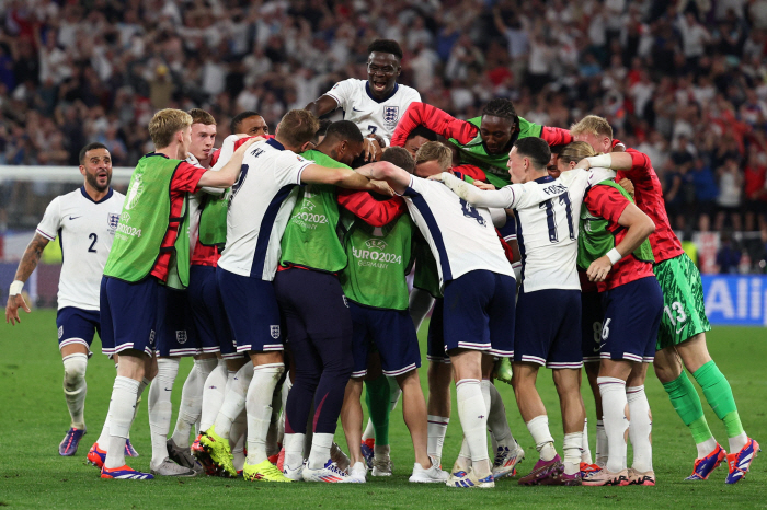 England come from behind to win 2-1 over the Netherlands...2 consecutive times  1st round of overseas major tournaments