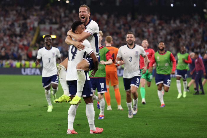 England come from behind to win 2-1 over the Netherlands...2 consecutive times  1st round of overseas major tournaments