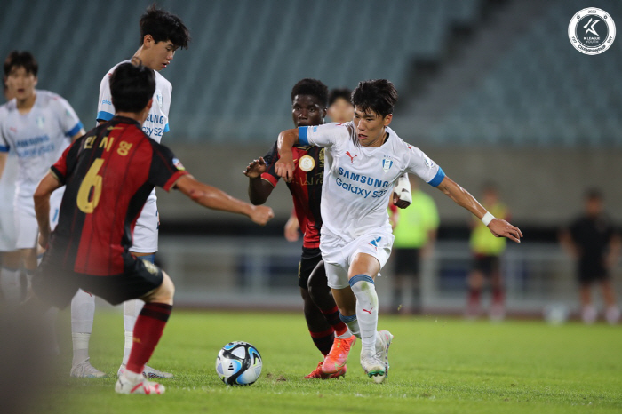 'Looking forward to the French Korean Derby'Hwang Seok-ki, born in 2005, moved to AJ Ausher, Suwon Samsung Youth → European defender born