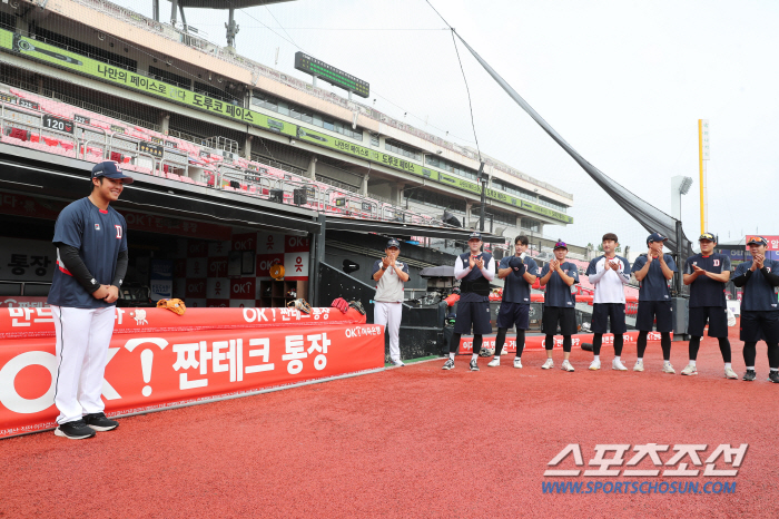 'For Doosan!' Shirakawa Becomes a Bear, Meets with Team for the First Time 