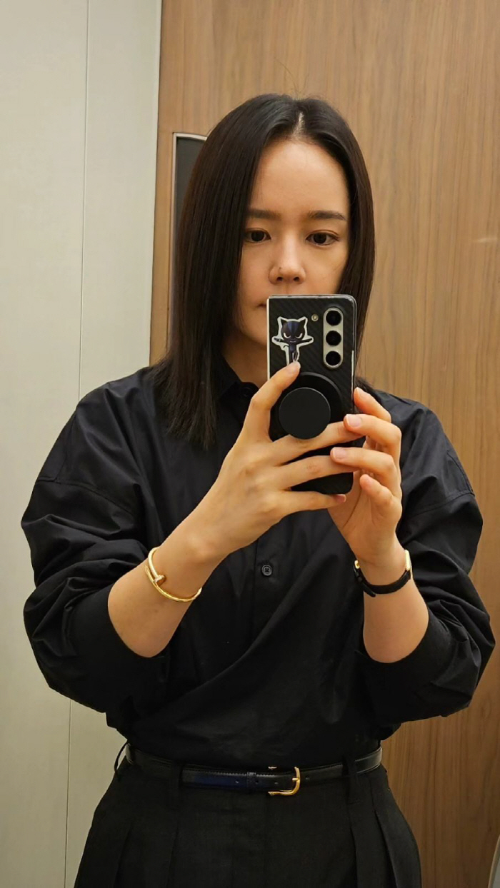 Han Ga-in wears luxury C company bracelet and mirror selfie..♥ Did Yeon Jung Hoon give you another present