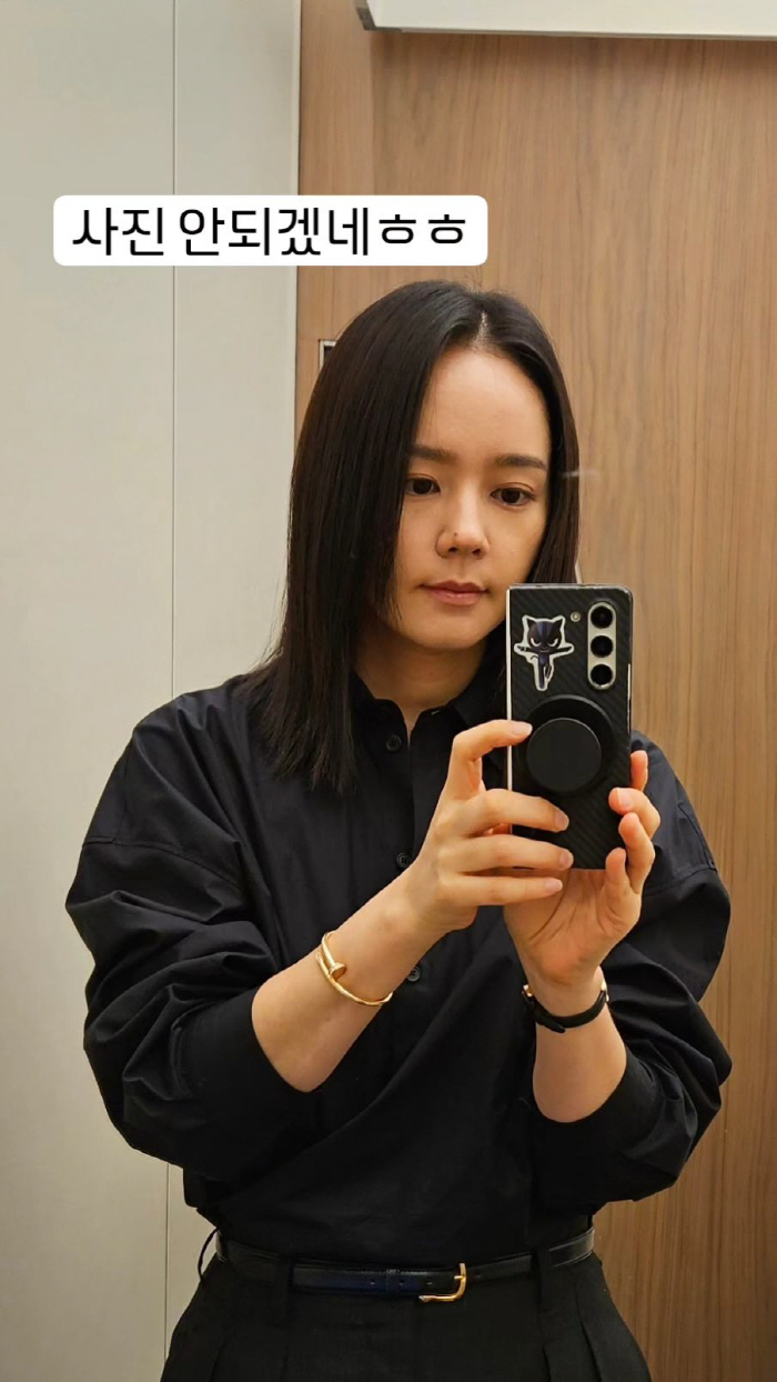 Han Ga-in wears luxury C company bracelet and mirror selfie..♥ Did Yeon Jung Hoon give you another present