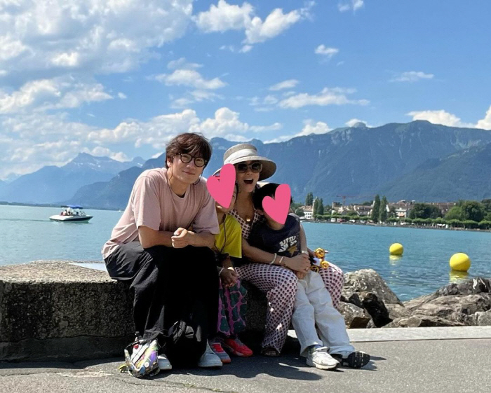 Jisung ♥ Lee Bo-young travels with her 9-year-old daughter and 5-year-old son in a couple look...a family resembling a smile