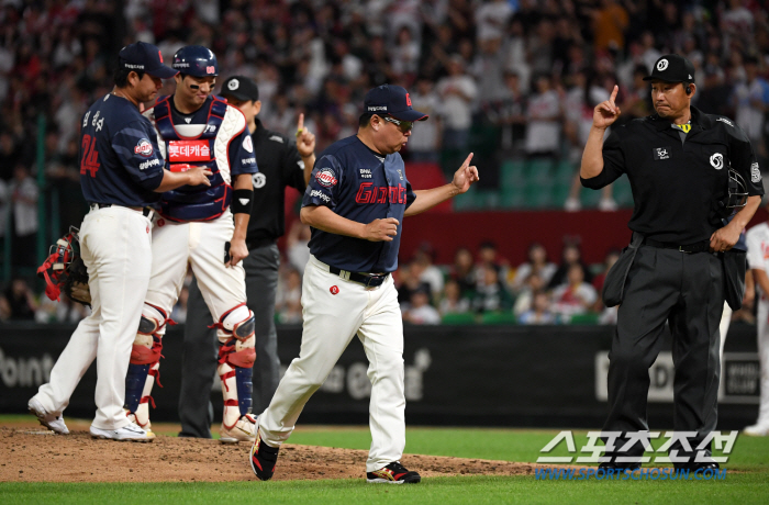 Manager Kim Tae-hyung visited the mound in person and tapped Kim Sang-soo's buttocks in the eighth inning, which was like a nightmare...'You're doing a lot of work.'