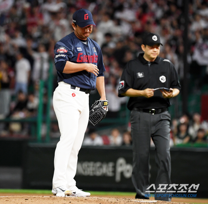 Manager Kim Tae-hyung visited the mound in person and tapped Kim Sang-soo's buttocks in the eighth inning, which was like a nightmare...'You're doing a lot of work.'