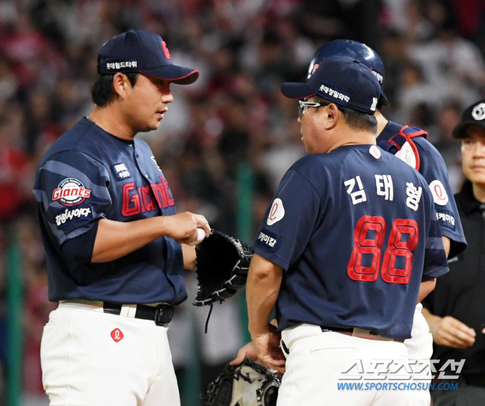 Manager Kim Tae-hyung visited the mound in person and tapped Kim Sang-soo's buttocks in the eighth inning, which was like a nightmare...'You're doing a lot of work.'