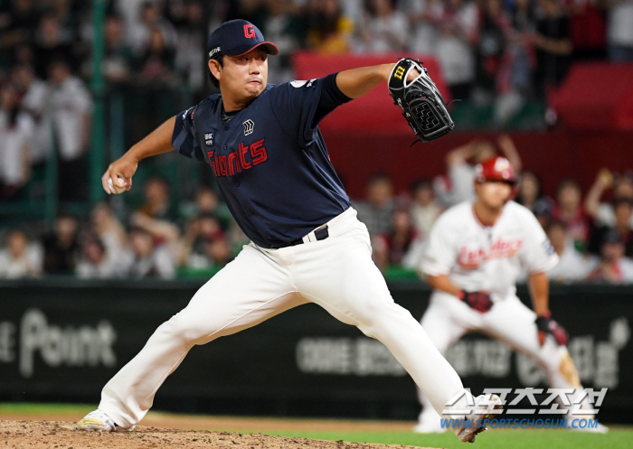 Manager Kim Tae-hyung visited the mound in person and tapped Kim Sang-soo's buttocks in the eighth inning, which was like a nightmare...'You're doing a lot of work.'