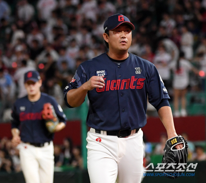 Manager Kim Tae-hyung visited the mound in person and tapped Kim Sang-soo's buttocks in the eighth inning, which was like a nightmare...'You're doing a lot of work.'