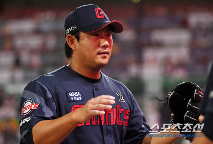 Manager Kim Tae-hyung visited the mound in person and tapped Kim Sang-soo's buttocks in the eighth inning, which was like a nightmare...'You're doing a lot of work.'