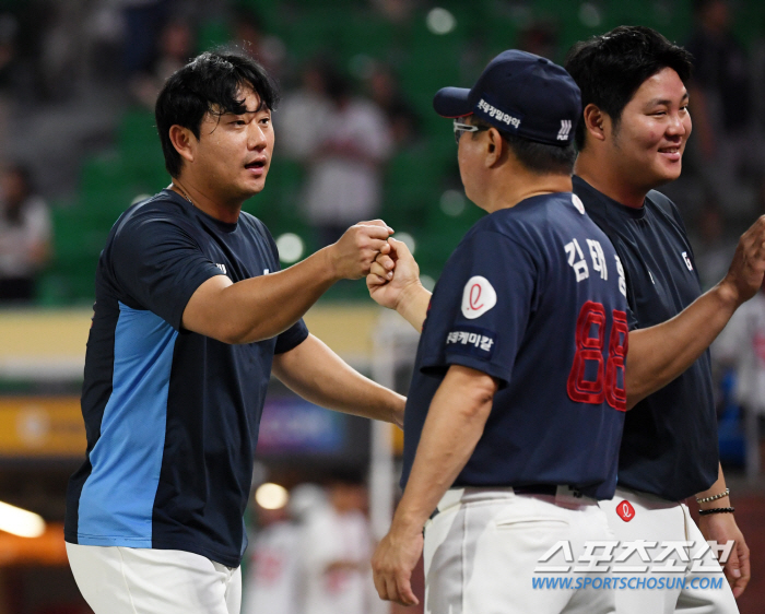 Manager Kim Tae-hyung visited the mound in person and tapped Kim Sang-soo's buttocks in the eighth inning, which was like a nightmare...'You're doing a lot of work.'