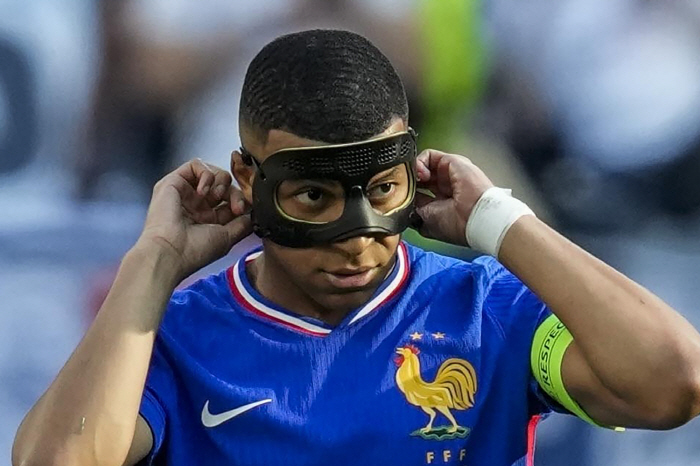 'Maskman' Mbappe, it wasn't intimidating at all. 英 BBC'France semi-final elimination, mask man Mbappe key cause'