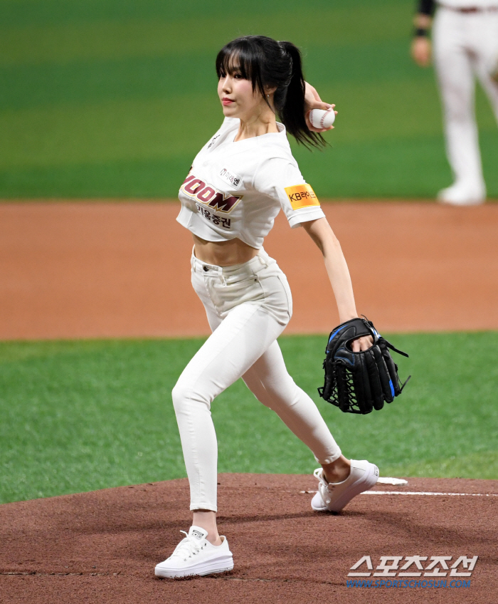  Yuju 'Powerful first pitch '