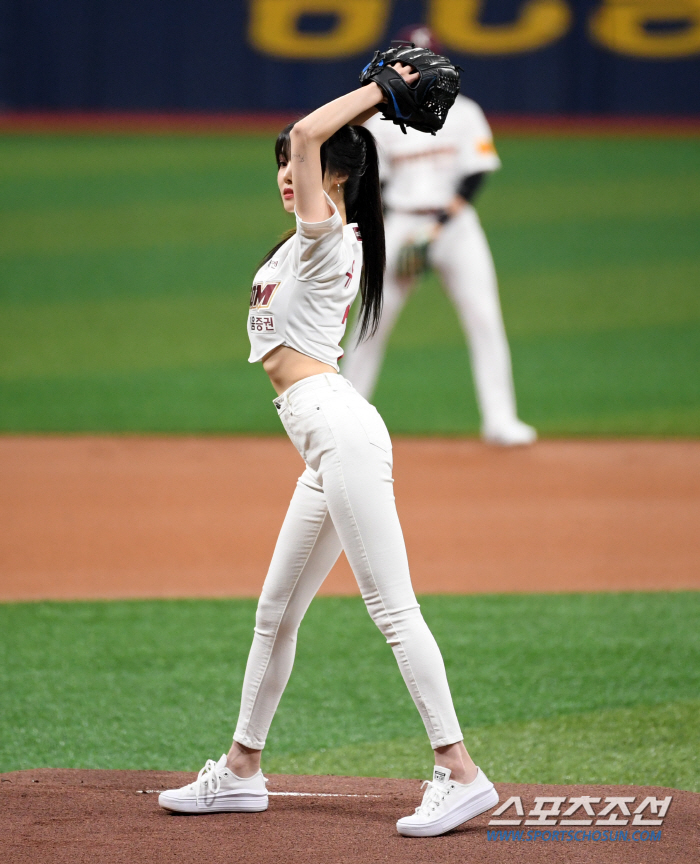  Yuju 'Powerful windup'