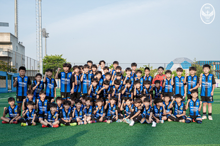 PSG Lee Kang-in opened a special soccer class for 'Incheon U12 juniors'