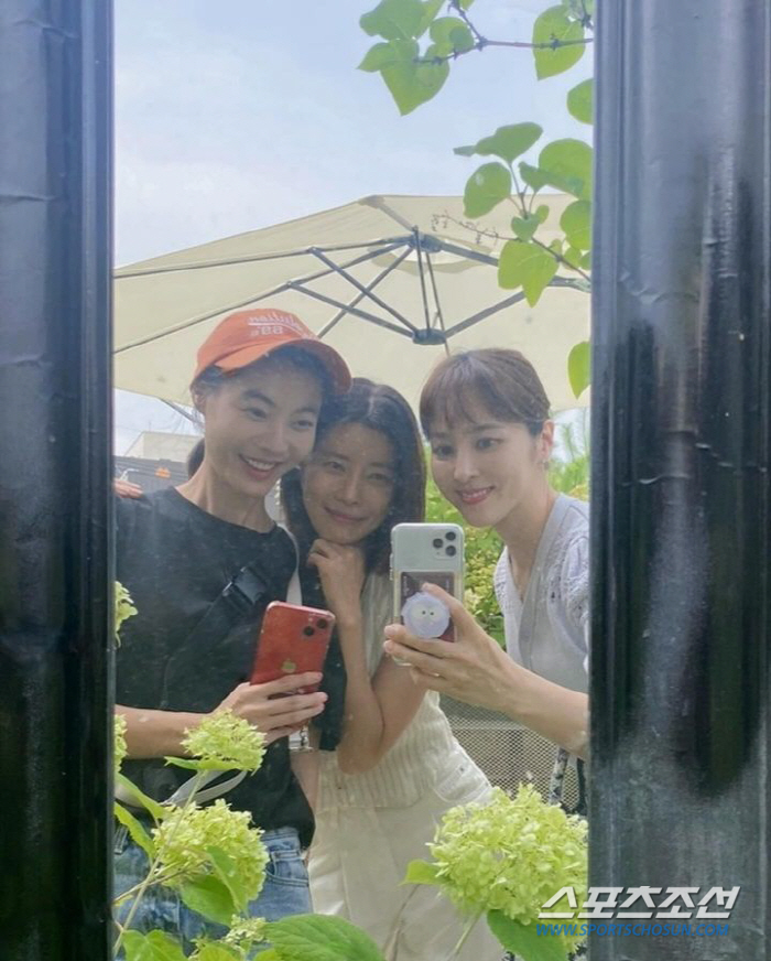  Han Hyejin, who became a free wife after leaving her daughter to '♥Ki Sung-yong'! Yoo Sun-yi and Yoon So-yi Click 'Please have dinner tomorrow as well'